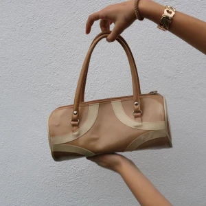 AxelVäska från second hand!! - Väldigt fin axelväska! Köpt second hand och har aldrig använt. Bra kvalite och perfekt storlek💓