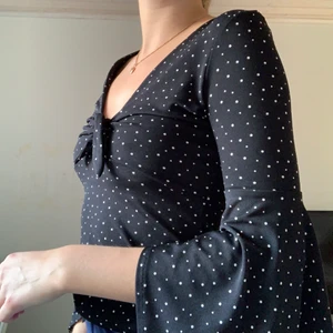 Snygg blus - Blus med knyte över bysten. Stl s. Sparsamt använd