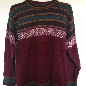 Stickad tröja  - Stickad tröja i alpacaull. Köpt i Cusco, Peru. Oanvänd då jag köpte flera stycken. Frakt tillkommer. 😊