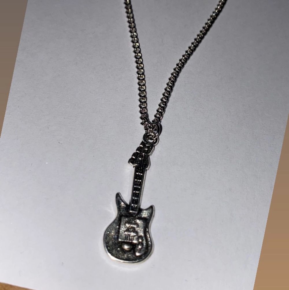 2 första bilderna är halsband ca30cm. Tredje bilden är ett par tass örhängen 🐾  köpa från insta gram smycken_by_hilma. Accessoarer.