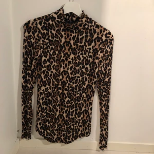 LEOPARDMÖNSTRAD POLOTRÖJA - Mjuk polotröja från Gina Tricot. Använd en gång🤎