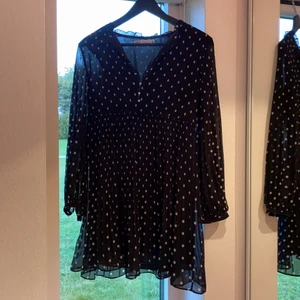 Zara klänning - Använd 2 ggr, säljer pga den är för kort, jag är 163 cm o den är precis nedan för rumpan. Strl XS. Frakt kostar 63kr 