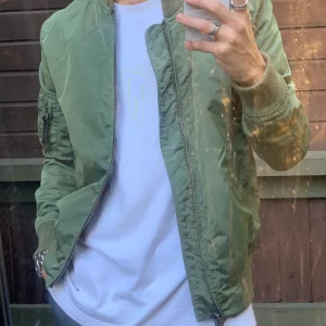 Alpha Industries Bomberjacket S - Alpha Industries Grön Bomberjacka. Använd en handfull gånger! Sjukt fin jacka. Retail pris: 2100kr Sitter som S! 