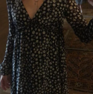 Klänning - Fin klänning som passar till både höst och sommar. Slutsåld på hemsidan💗