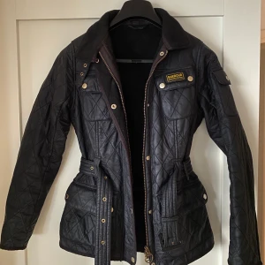 Barbour jacka - Svart Barbour international jacka, strl 36, fodrad, passar perfekt till hösten! Den är använd i gott skick!
