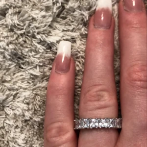 Diamantring 💍  - Helt ny diamantring, superfin! 💍 Vet ej om det är rostfritt stål men det skulle jag tro då jag haft samma ring i ett år utan att den färgar av sig eller blivit ful, har då även tvättat händerna med den.✨✨ Frakt 22kr   Finns 2st i storlek 7 och 1st i storlek 6