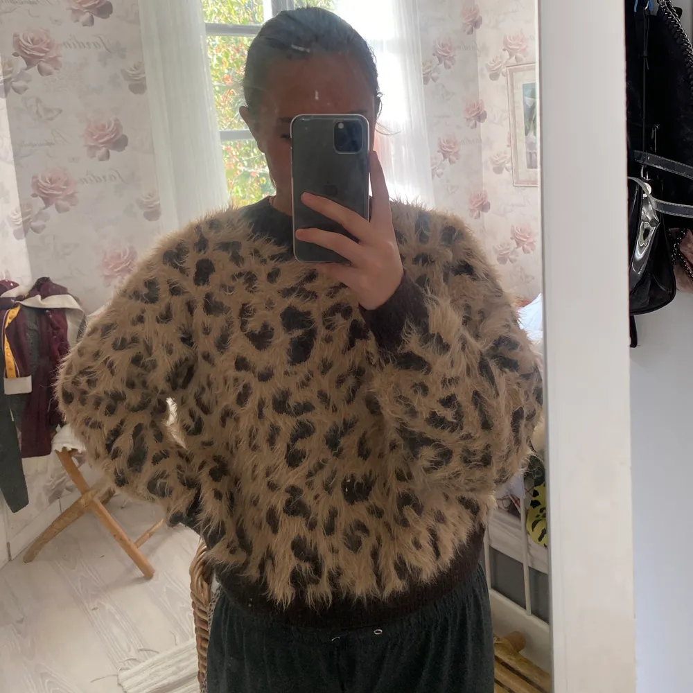 En leopard tröja från hm, i nyskick aldrig använt. Säljer den för 150kr💞köparen står för frakt. Tröjor & Koftor.