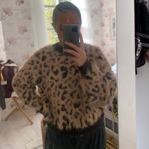 En leopard tröja från hm, i nyskick aldrig använt. Säljer den för 150kr💞köparen står för frakt