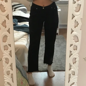 Vintage jeans köpta i USA - Ett par jättesnygga avklippta jeans jag köpte i USA i en secondhandbutik. Passar om du vanligtvis har storlek S. Köparen står för frakten 💘