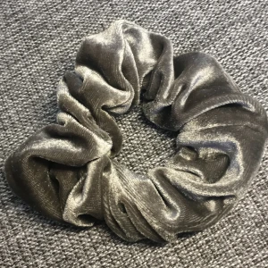 Scrunhie - En grå/silver scrunhie.