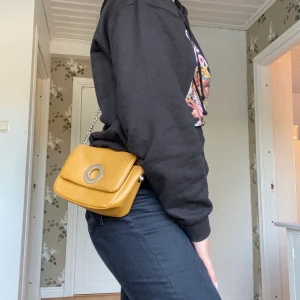 Senapsgul shoulderbag - Jättefin väska från mango i en senapsgul färg med silvriga detaljer. Materialet liknar läder/skinn. Väskan är använd ett fåtal gånger och är i bra skick. Perfekt höstväska för att piffa upp outfiten. Nypris ca 250kr💓💓
