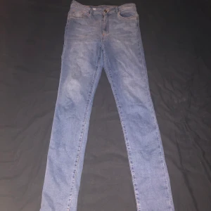 Blåa skinnyjeans - Sitter skitsnyggt och de är väldigt sköna. Stl M men skulle säga S.