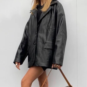 Skinnjacka - En ass snugg skinn jacka köpt från mistressrocks för ca 1100 kr. Buda på! Så updatear jag budet här. 