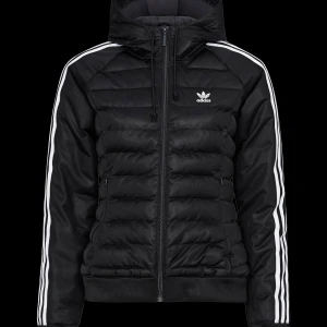 Adidas Vinterjacka slim fit  - Säljer min adidas vinter jacka då den inte används, använt ett par gånger men den ser ut som ny. Strl xs/s