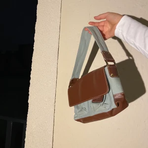 Sjukt snygg minibag!  - Älskar denna! Verkligen one of a kind🥰 budgivning om fler är intresserade 💕