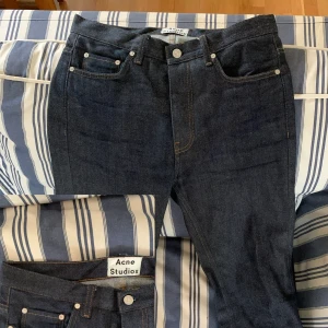 Acne studios jeans  - 30/32 riktigt scysst jeans från acne studios som jag köpte för ett tag och använde ett par gånger med ska sälja dem nu