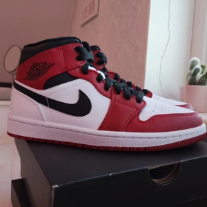 Jordan 1 Mid Chicago - Säljer två par Jordan 1 Mid Chicago (2020) i storlek 40. Helt nya med digitalt kvitto. 1900kr/st. Köparen betalar frakt      ENDAST ETT PAR KVAR, ETT REDAN SÅLT