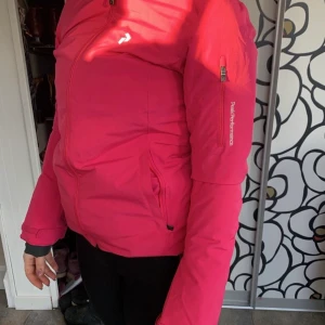 Skidjacka Peak Performance - Storlek xs. Använd Max 3 gånger ser helt oanvänd ut Lägg gärna bud