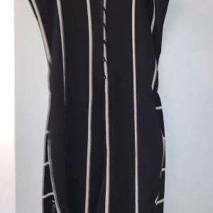 Jumpsuit  - Ingen aning vart den kommer ifrån, andvänd ungefär 3 gånger. Säljer för den är för liten