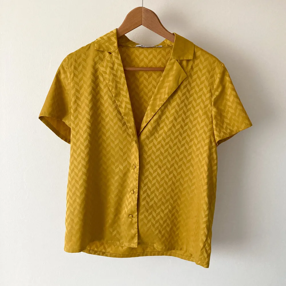 Kortärmad skjorta från na-kd, knappt använd 💕 köparen står för frakt 💕 Buda gärna! . Skjortor.