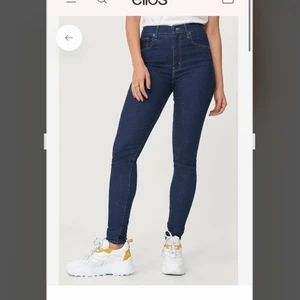 Levis mile High skinny jeans strl 27 - Frakt ingår i priset!                                               Jeans i mörk blå denim i gott skick! Inget synligt slitage vaken på jeansen eller på läder loggan på baksidan vilket indikerar att jag varit dålig på att använda dessa skönheter🙈! Strl 27 motsvarar S-M man kan läsa mer på Levis sida angående storleken.