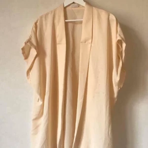 Gräddvit kimono, Vila, XS-L - Vila Strl XS-L (märkt L) Så fin kimono i gräddvit litet strukturerat tyg. Svår att fånga på bild, så se närbild!  Kan mötas i Stockholm eller skicka mot fraktkostnad! ✨🌸✨