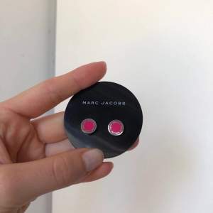 Jättefina Marc Jacobs örhängen i färgen raspberry/ rosa. Köpa på Nk i Stockholm, använt en gång! Pris kan diskuteras vid snabb affär!  Återkom vid fler frågor!