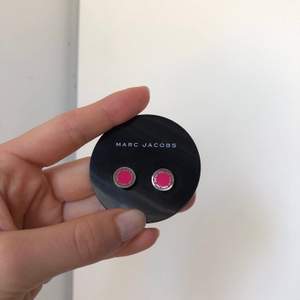 Jättefina Marc Jacobs örhängen i färgen raspberry/ rosa. Köpa på Nk i Stockholm, använt en gång! Pris kan diskuteras vid snabb affär!  Återkom vid fler frågor!