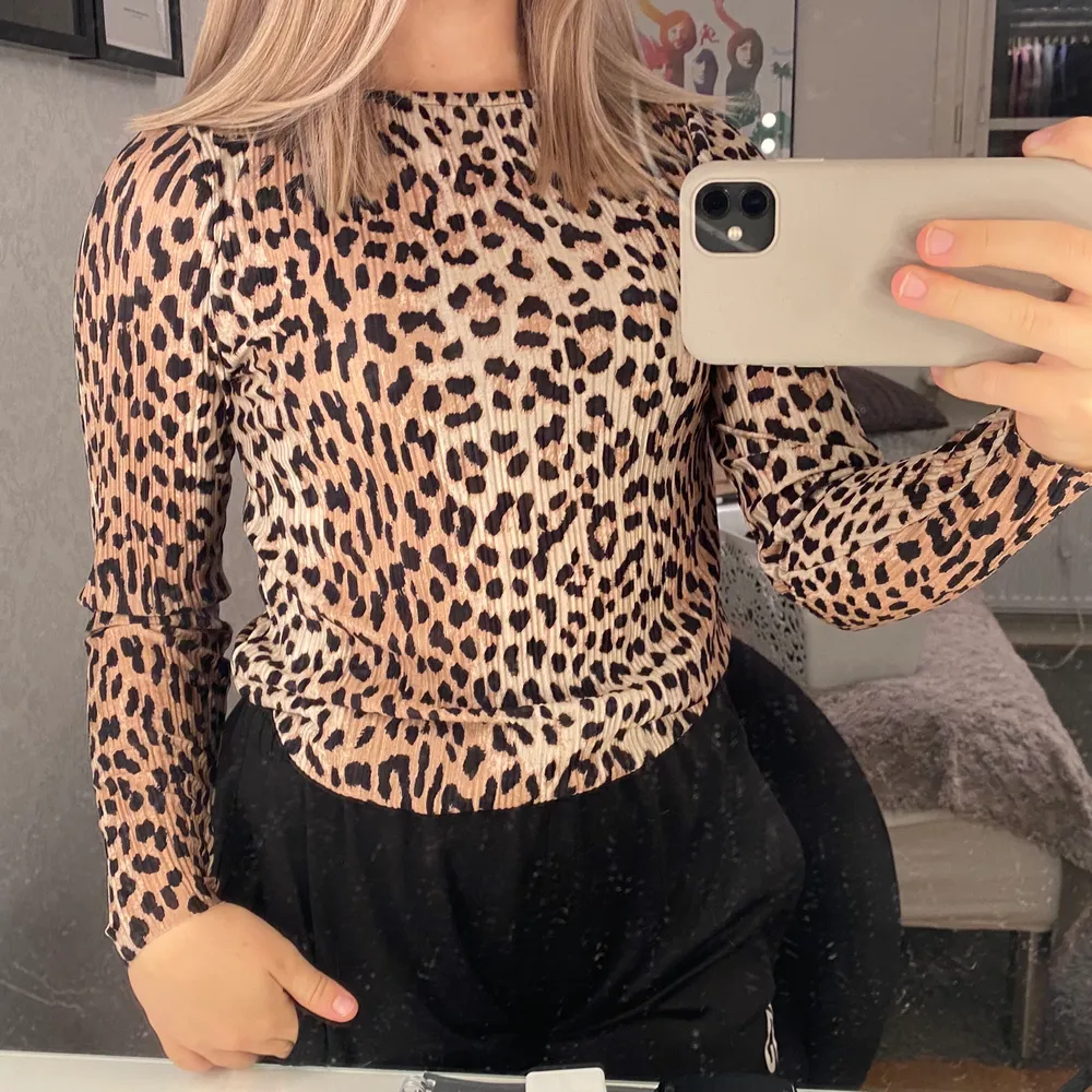 En cool leopardtröja från Gina tricot. Använd väldigt få gånger, köpt 2019. ❤️. Blusar.