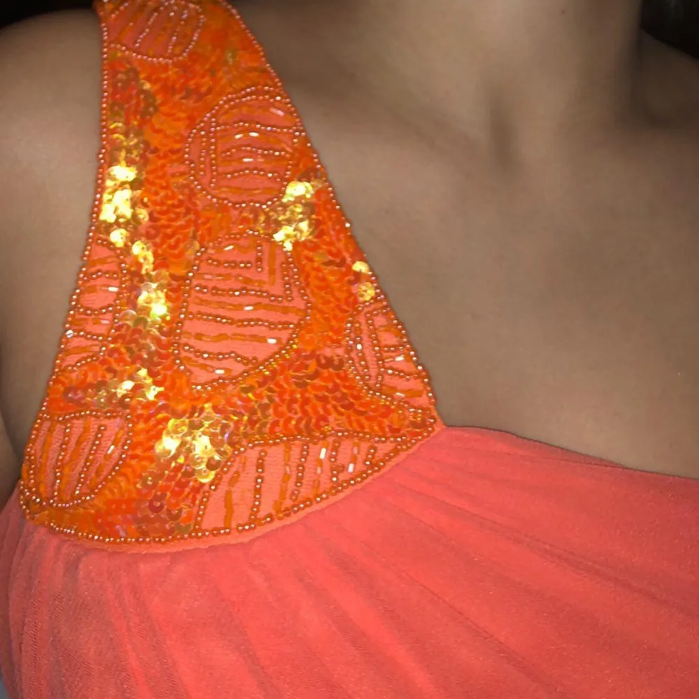 Orange one shoulder klänning, nyskick från Elise Ryan, säljer pga lite för tajt och aldrig kommit till användning. Lte bal vibes o sitter jättefint på, liten i storleken!. Klänningar.