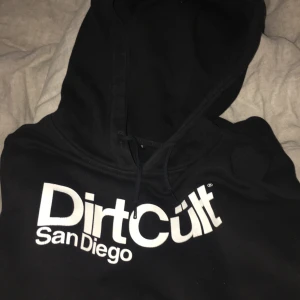 Dirtcült hoodie⚡️ - Jättefin hoodie, i storlek s, kan även frakta🤍. Det är bara att skriva om du är intresserad. Frakten går på 66kr, köparen står för frakt☺️ !! Skriv endast till mig om du är 100% säkert att du vill köpa, OCH kommentera om du har några frågor !! Pga oseriösa köpare