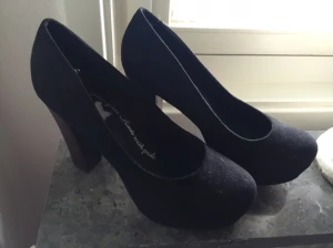  - Oanvända klackskor, storlek 37
