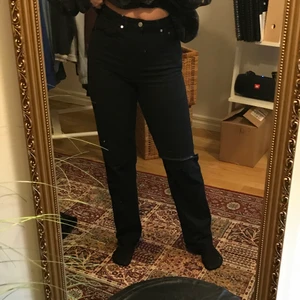 Weekday jeans  - Svarta weekday jeans med ett egengjort hål i ena benet. Modellen Row. Frakten tillkommer😊
