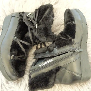 Svarta ankel stövlar - Sälja denna skor som är väldigt skönt att använda. Passar bra på vinter. Har använt många gånger men det är fortfarande i bra skick! Storlek 38. Skicka meddelande till mig om ni är intressera. Köparen står själv för frakten! 💞😉 Kan mötas upp även i Helsingborg.😊