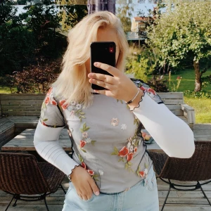 Mesh-topp  - Säljer denna fina mesh-topp (inte den vita långärmade) från Carlings. Använd fåtal gånger så den är i nyskick. Har en liten dragkedja i nacken. Storlek M men skulle säga att den sitter som en S. Säljer för 50kr + frakt(63kr)! 🥰