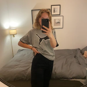 Puma Tshirt - Köpt second hand för några månader sedan, säljes endast pga att jag har för många Tshirts och inte hinner använda alla. Bra skick, skönt material. Storlek XL men passar mig bra som är S/M. Lägg bud i kommentarerna :)