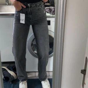 zara jeans - säljer mina gråa jeans från zara (slutsålda) då de längre inte kommer till användning. De är oklippta så orginallängd och passar mig som är 178! buda i kommentarerna!!💕 högsta bud 490kr ‼️ budgivning avslutas fre 25/8 kl 19.00‼️