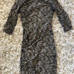 Grå figurnära klänning  - Grå figurnära klänning storlek 36. Använd en gång 