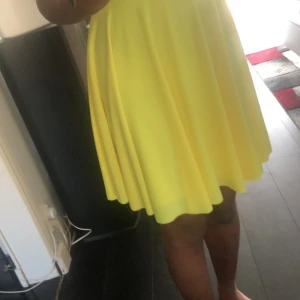 Sommarklänning - Söt gul klänning som passar till lite allt möjligt. Passar själv inte jättebra i färgen så säljer, använd ca 2-3ggr. Från Gina Tricot, nypris ca 150kr