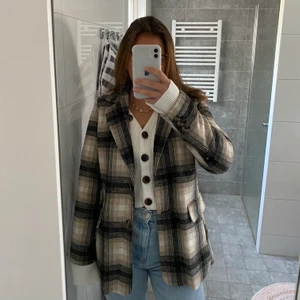 Rutig jacka/kavaj - Säljer den här superfina rutiga höstjackan från H&M. Är endast använd ett fåtal gånger och är i superfint skick. Storlek 38 men är lite liten i storlek. Köpt för 500kr.