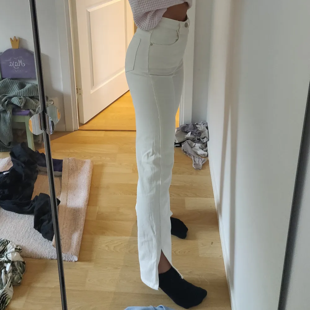 Verkligen superfina vita raka/Vida jeans med slits. Jag råkade tyvärr köpa två plagg så säljer ett av dom. De är alltså oanvända. Sitter så bra på rumpan och överallt! Storlek 34! . Jeans & Byxor.