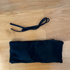 Bikini - Svart bandeau bikiniöverdel från zaful, finns även band som går att sätta på om man vill. Aldrig använd, storlek S. Säljer för 55kr, köpare står för frakt 