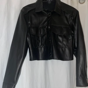 Bershka läderskjorta - Storlek XS aldrig använd