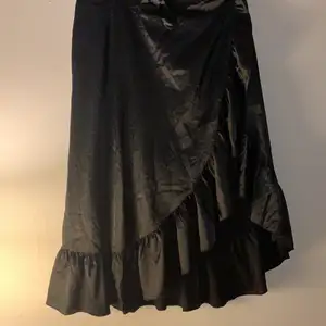 En omlott kjol från ginatricot. Knappt använd. Ordinarepris 299kr säljes för 45kr+ frakt. Storlek 36