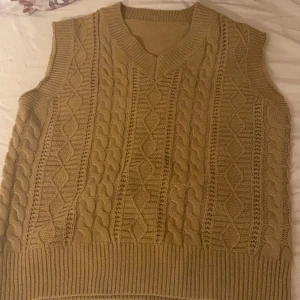 Strl S - Brun stickad väst som aldrig har använts💖 den är som ny!!!.