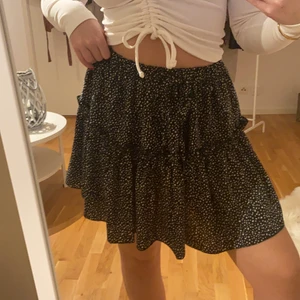 Prickig kjol strl S - Jätte söt gullig kjol som tyvärr inte kommer till användning här hemma hos mig💓