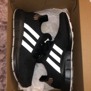 Adidas skor i modell shift run - Ett par adidas skor som tyvärr är för små på mig, storlek 38 2/3, endast använda 2 gånger. De är helt felfria och är endast lite smutsig på undersidan av skon. Passar bra som gymskor, löpskor och som vanliga vardagsskor.