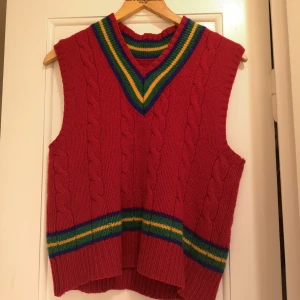 Vintage stickad väst / pullover  - Superfin vintage pullover. Sitter bra på mig i storlek S. Fint skick. Supersnygg över en skjorta!! 