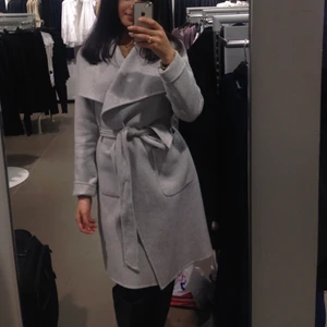 Grå kappa - Storlek 34 från H&M, använd en vinter och ser väldigt fin ut i kvalite. 