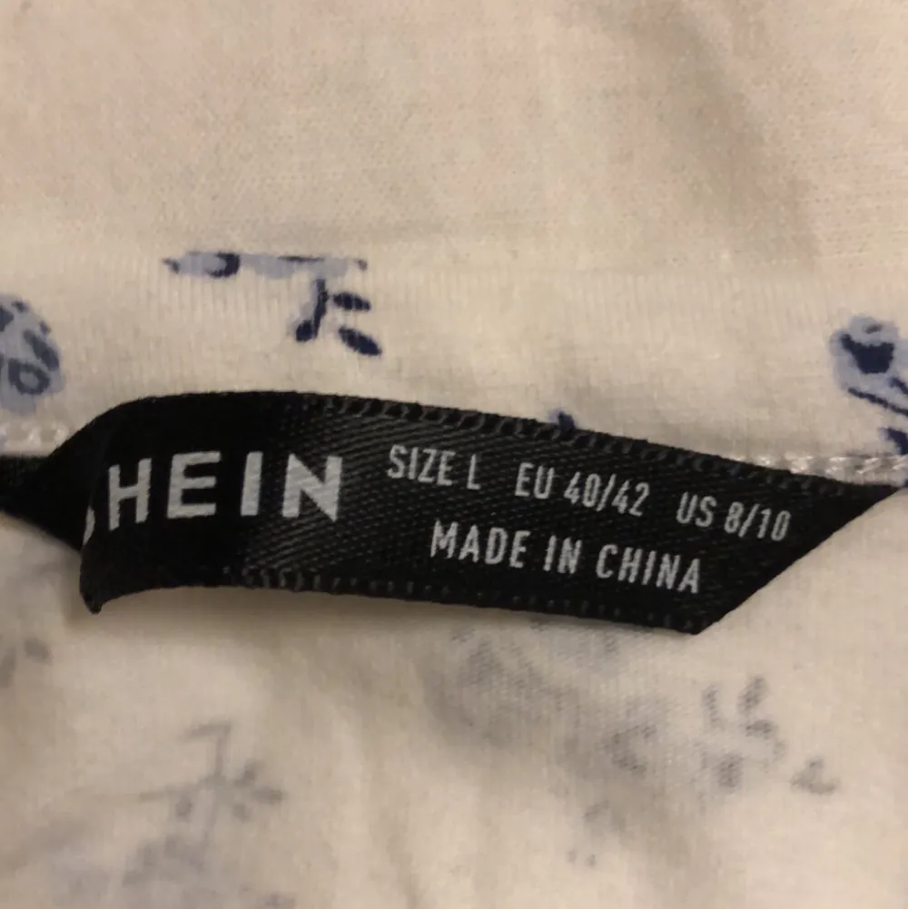 Oanvänt linne från SHEIN. Säljer den eftersom den var för stor för mig som vanligtvis är en S. Köparen står för frakten. Toppar.